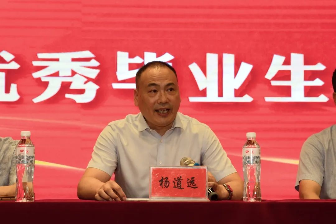 新葡的京集团8814vip2022毕业典礼：掌声欢送你们奔赴下一场山海…