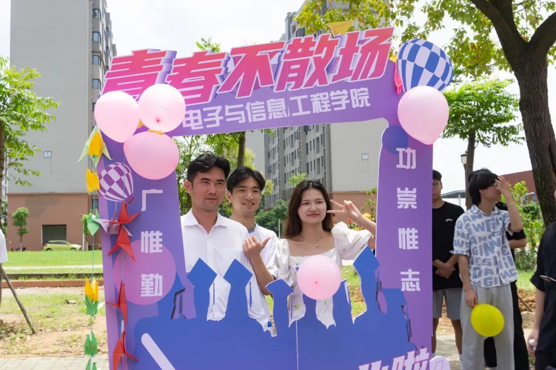 新葡的京集团8814vip2022毕业典礼：掌声欢送你们奔赴下一场山海…