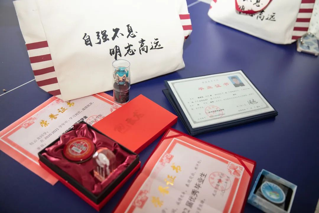 新葡的京集团8814vip2022毕业典礼：掌声欢送你们奔赴下一场山海…
