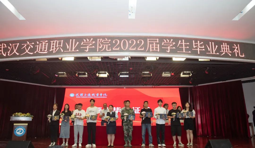 新葡的京集团8814vip2022毕业典礼：掌声欢送你们奔赴下一场山海…