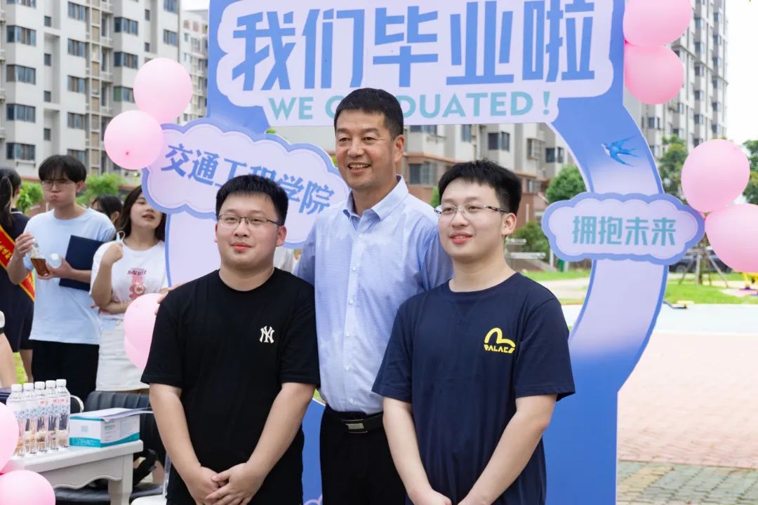 新葡的京集团8814vip2022毕业典礼：掌声欢送你们奔赴下一场山海…
