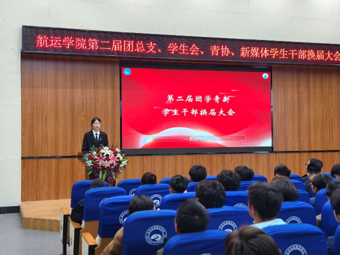 礼堂里有许多人描述已自动生成