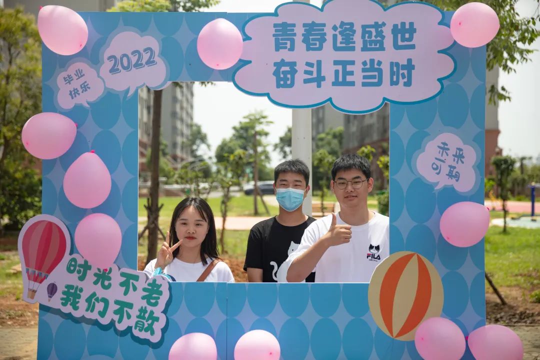 新葡的京集团8814vip2022毕业典礼：掌声欢送你们奔赴下一场山海…