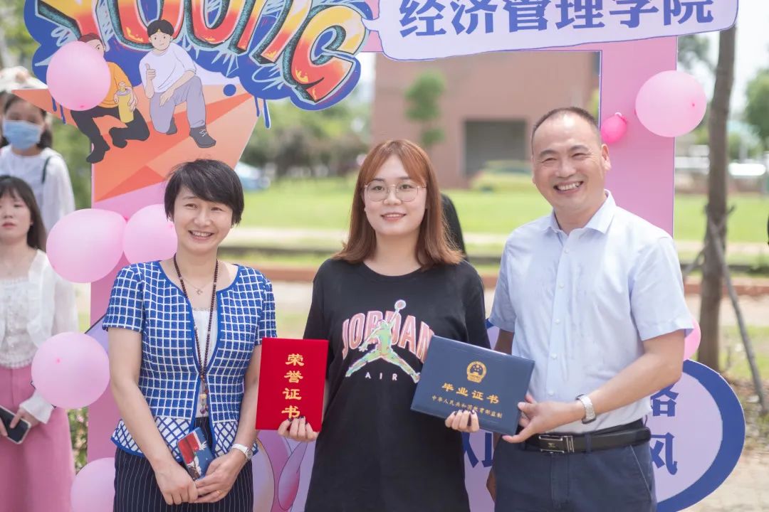 新葡的京集团8814vip2022毕业典礼：掌声欢送你们奔赴下一场山海…