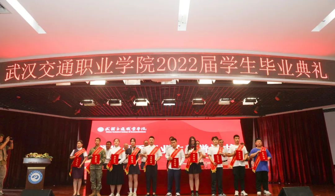 新葡的京集团8814vip2022毕业典礼：掌声欢送你们奔赴下一场山海…