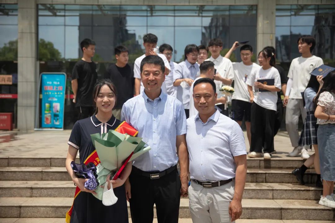 新葡的京集团8814vip2022毕业典礼：掌声欢送你们奔赴下一场山海…